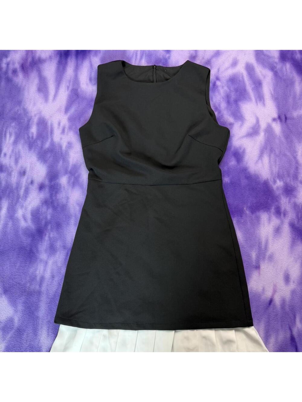 Commense two tone sleeveless pleated short dress